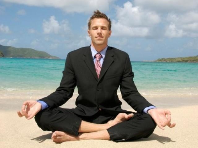 974457 croppedmandoingyogainbusinesssuitonbeachcroppedman 1445069308 733